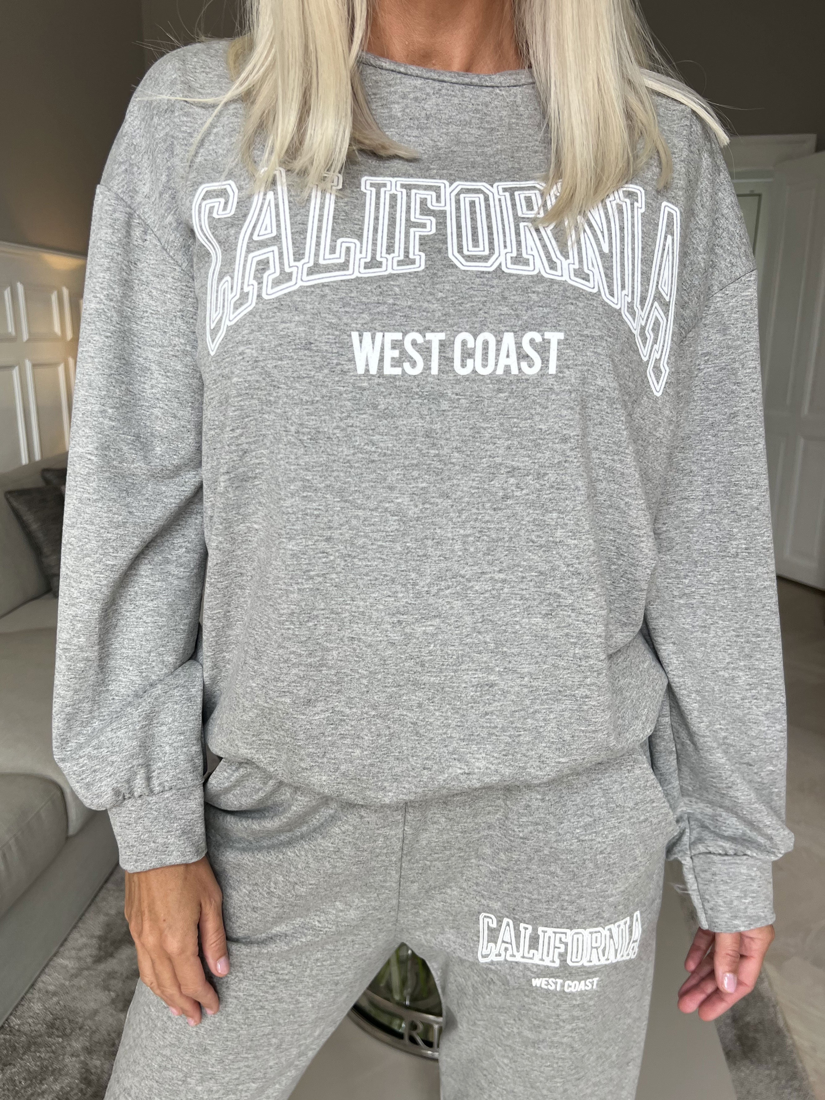 Noelle - Lækkert joggingsæt med skrift over brystet